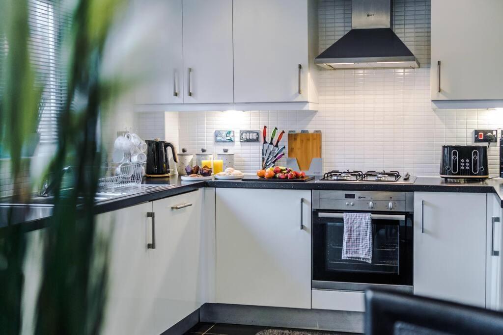 Stylish Townhouse Chester City Centre With Parking Eksteriør billede