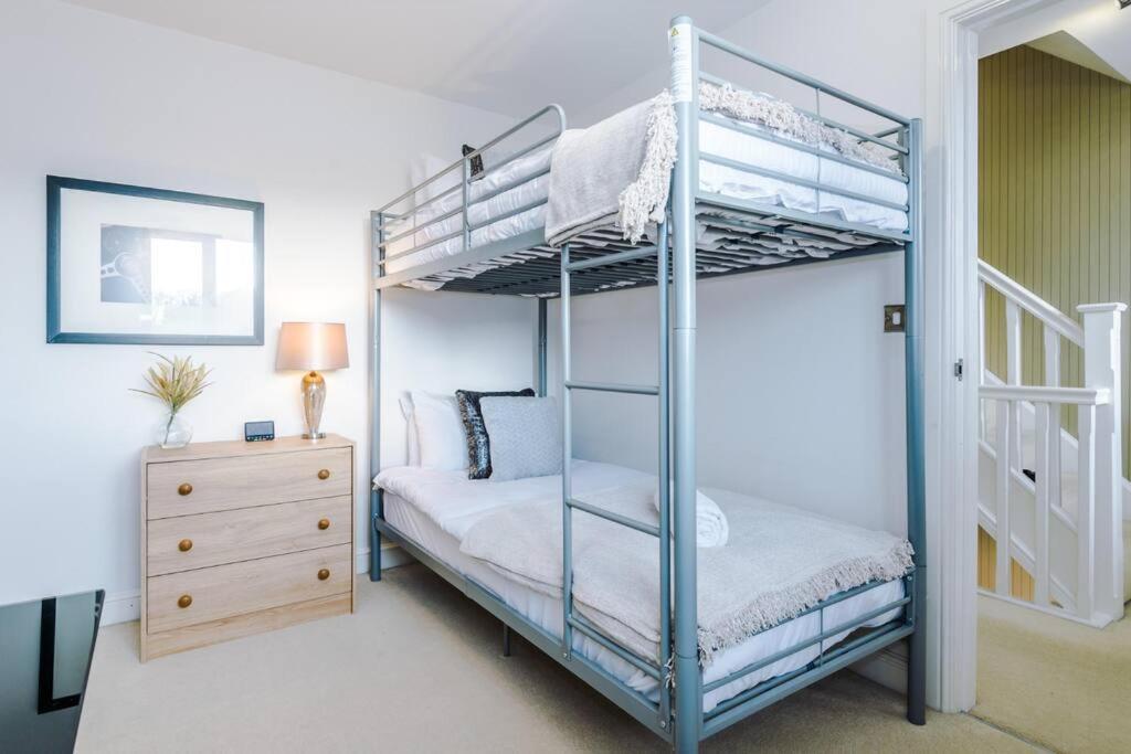 Stylish Townhouse Chester City Centre With Parking Eksteriør billede