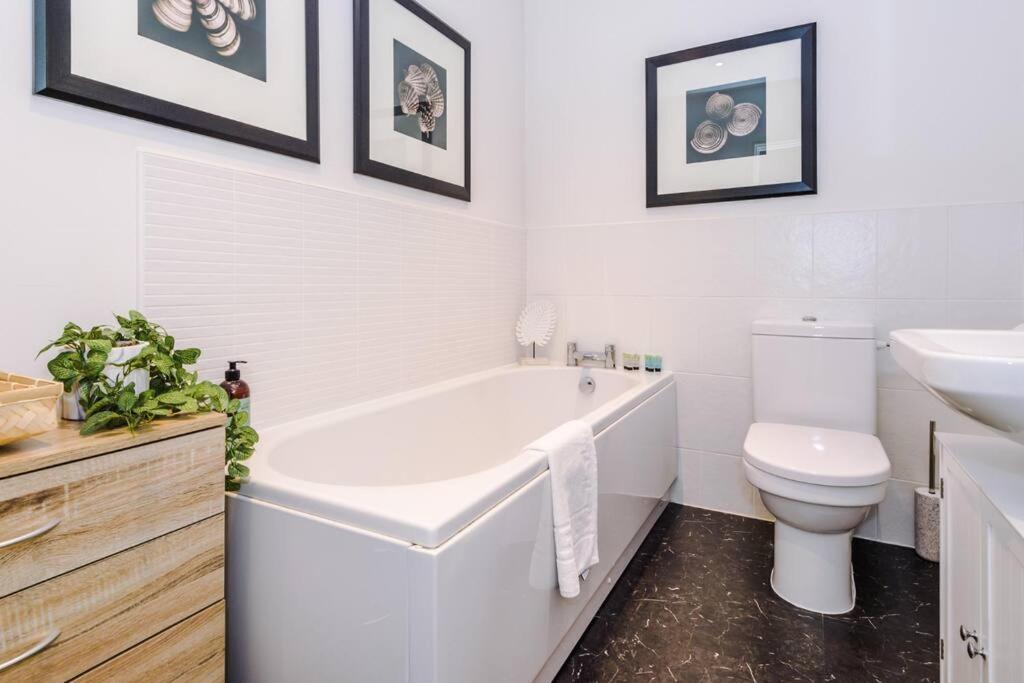 Stylish Townhouse Chester City Centre With Parking Eksteriør billede