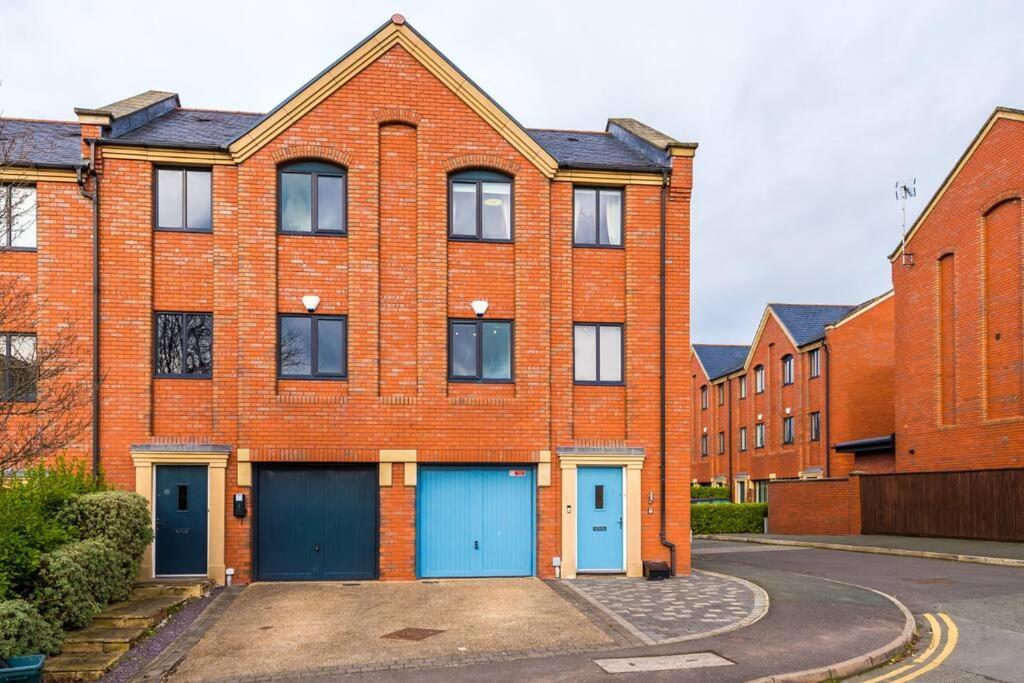 Stylish Townhouse Chester City Centre With Parking Eksteriør billede