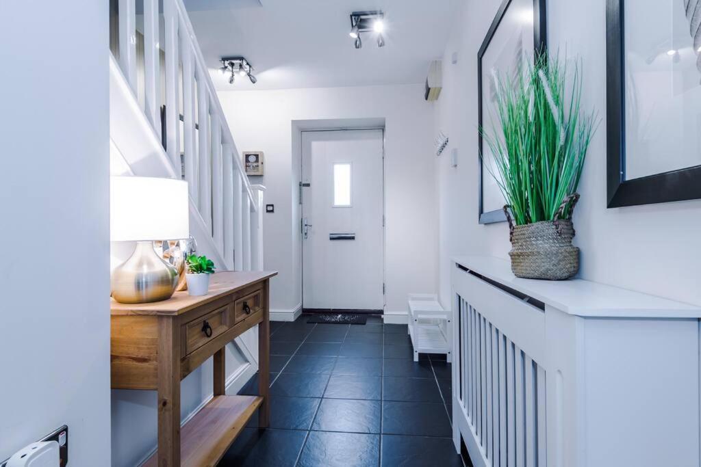 Stylish Townhouse Chester City Centre With Parking Eksteriør billede