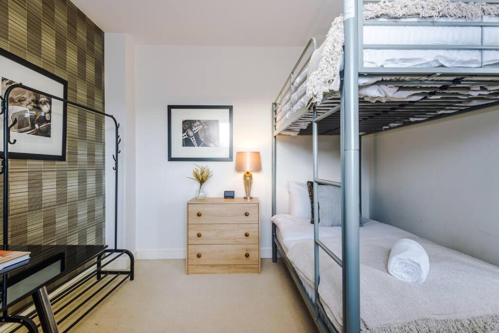 Stylish Townhouse Chester City Centre With Parking Eksteriør billede