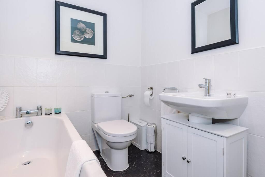 Stylish Townhouse Chester City Centre With Parking Eksteriør billede
