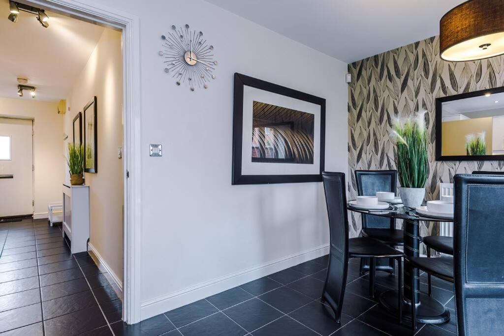 Stylish Townhouse Chester City Centre With Parking Eksteriør billede