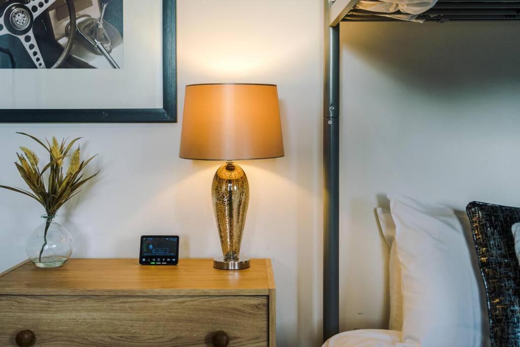 Stylish Townhouse Chester City Centre With Parking Eksteriør billede