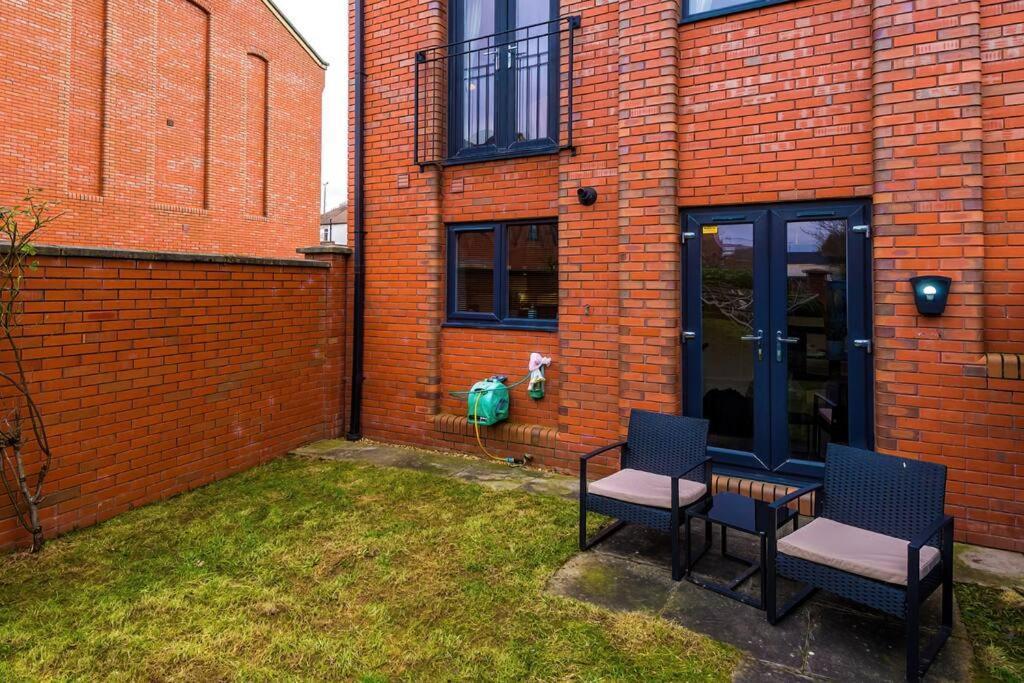 Stylish Townhouse Chester City Centre With Parking Eksteriør billede