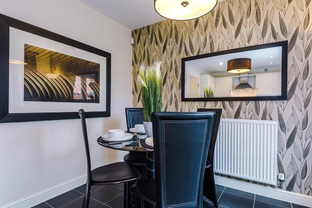 Stylish Townhouse Chester City Centre With Parking Eksteriør billede