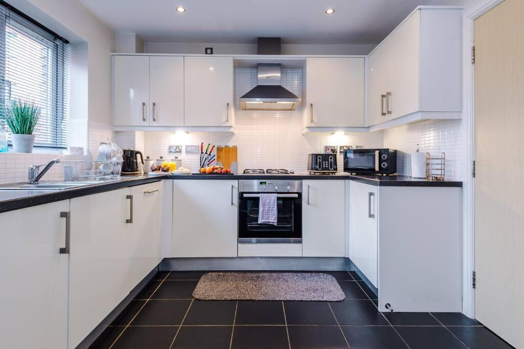 Stylish Townhouse Chester City Centre With Parking Eksteriør billede
