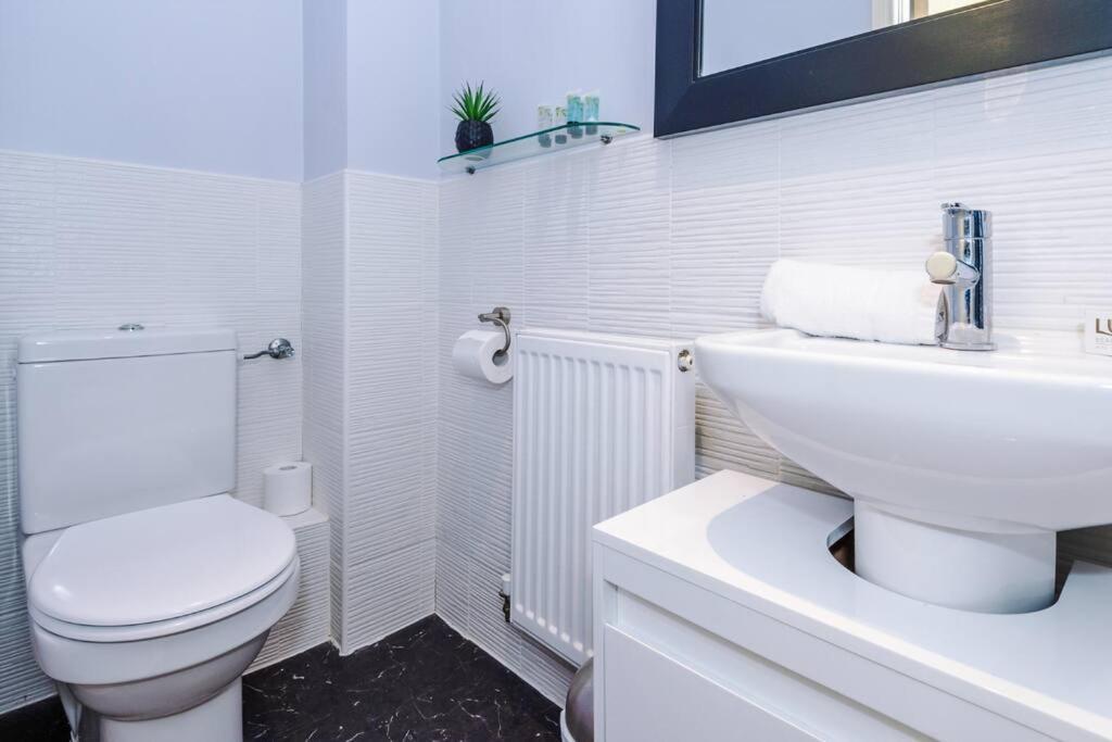 Stylish Townhouse Chester City Centre With Parking Eksteriør billede
